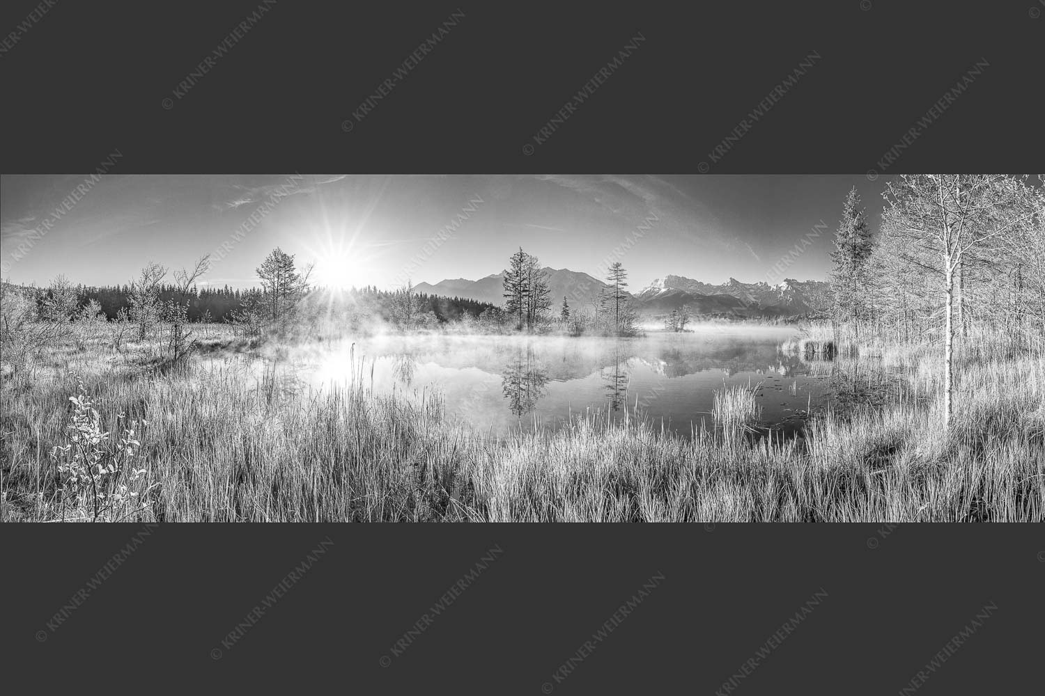 Sonnenaufgang am Barmsee mit Blick zum Karwendelgebirge - Am Barmsee 3:1 sw -- Karwendelblick - mehr Infos bei www.Kriner-Weiermann.de