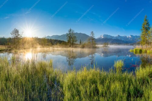 Sonnenaufgang am Barmsee mit Blick zum Karwendelgebirge - Am Barmsee 3:2  -- Karwendelblick - mehr Infos bei www.Kriner-Weiermann.de