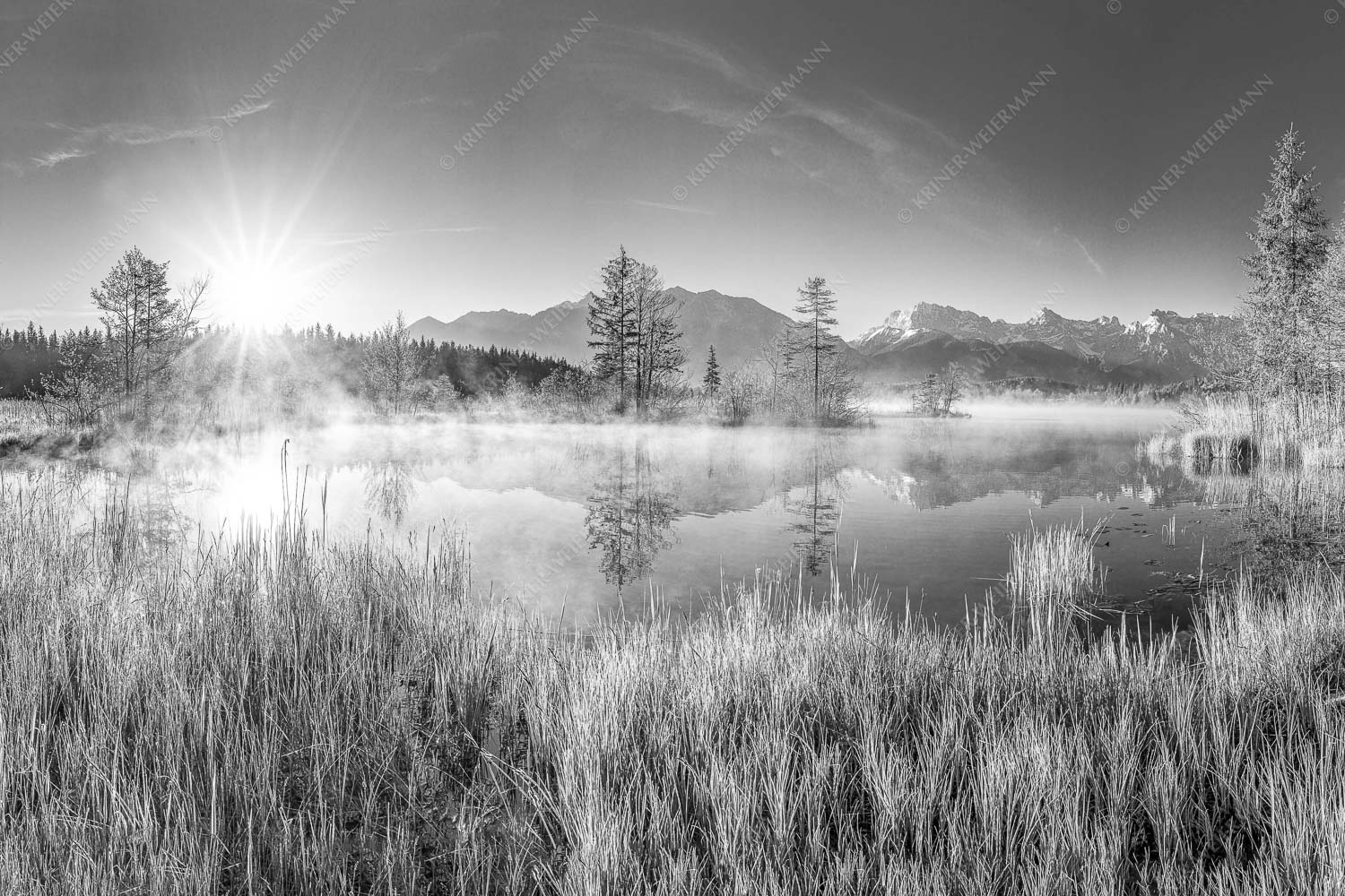 Sonnenaufgang am Barmsee mit Blick zum Karwendelgebirge - Am Barmsee 3:2 sw -- Karwendelblick - mehr Infos bei www.Kriner-Weiermann.de