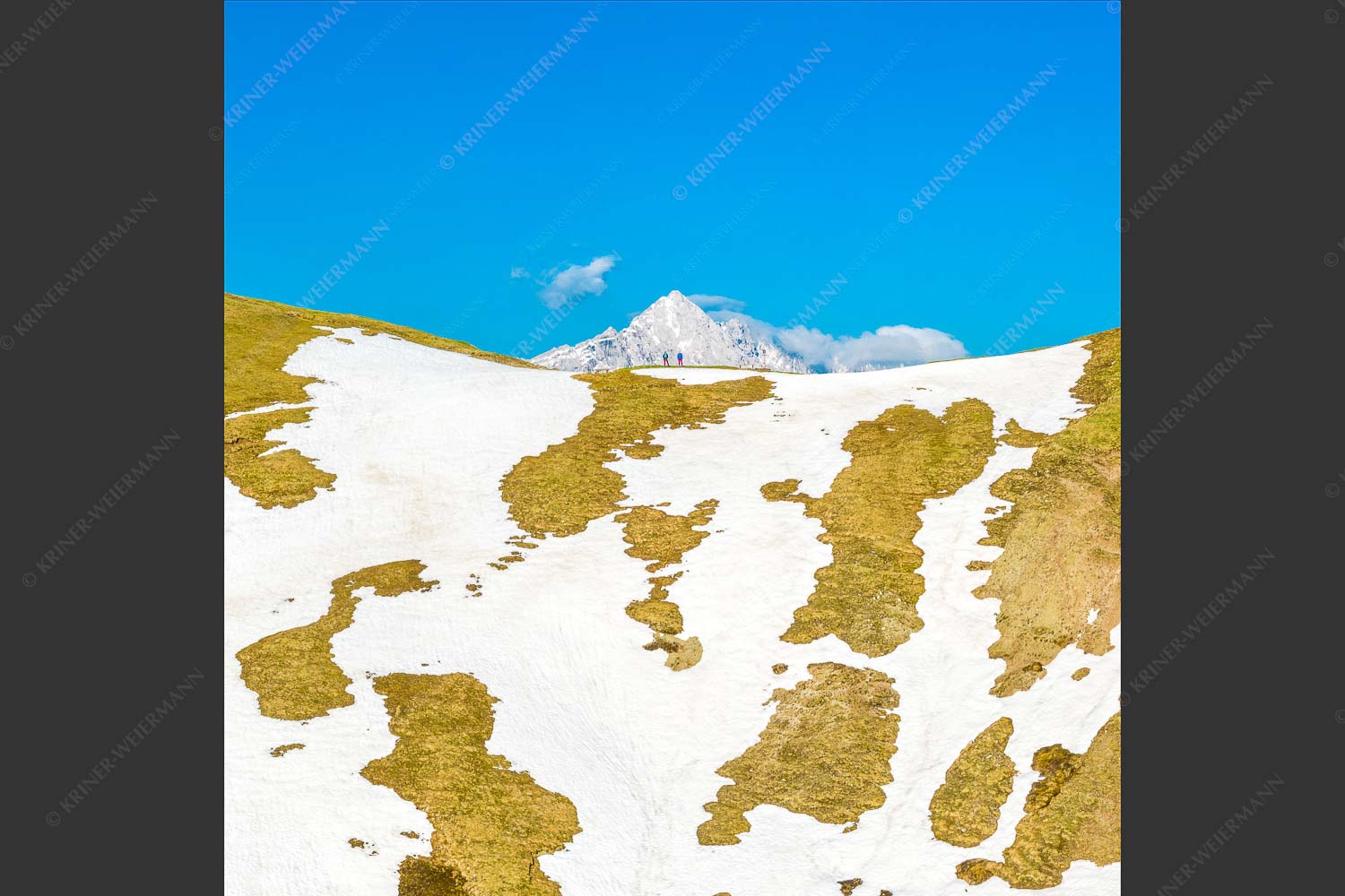Berwanderer am Scharnitzjoch mit Hoherwand im Hintergrund - Am Joch 1:1  -- Wandern am Scharnitzjoch - mehr Infos bei www.Kriner-Weiermann.de