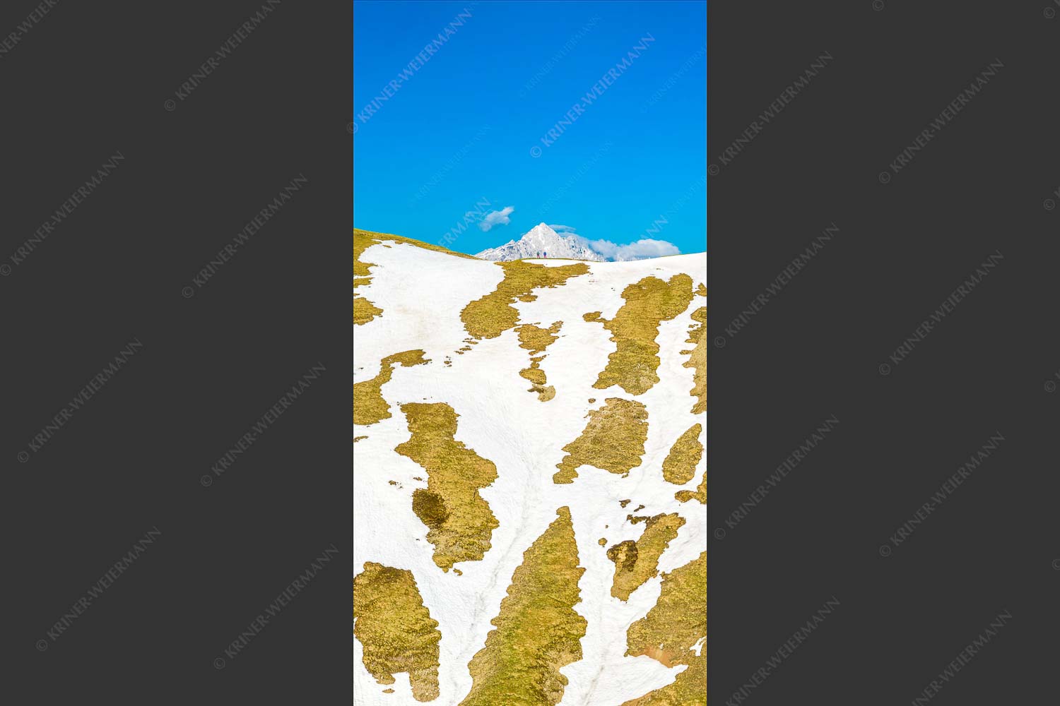Berwanderer am Scharnitzjoch mit Hoherwand im Hintergrund - Am Joch 1:2  -- Wandern am Scharnitzjoch - mehr Infos bei www.Kriner-Weiermann.de
