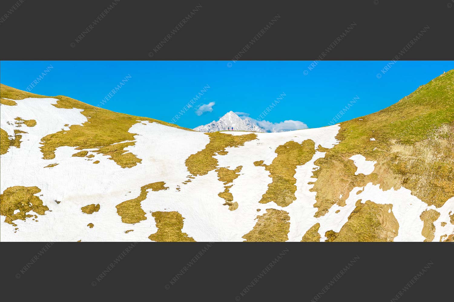 Berwanderer am Scharnitzjoch mit Hoherwand im Hintergrund - Am Joch 2,5:1  -- Wandern am Scharnitzjoch - mehr Infos bei www.Kriner-Weiermann.de