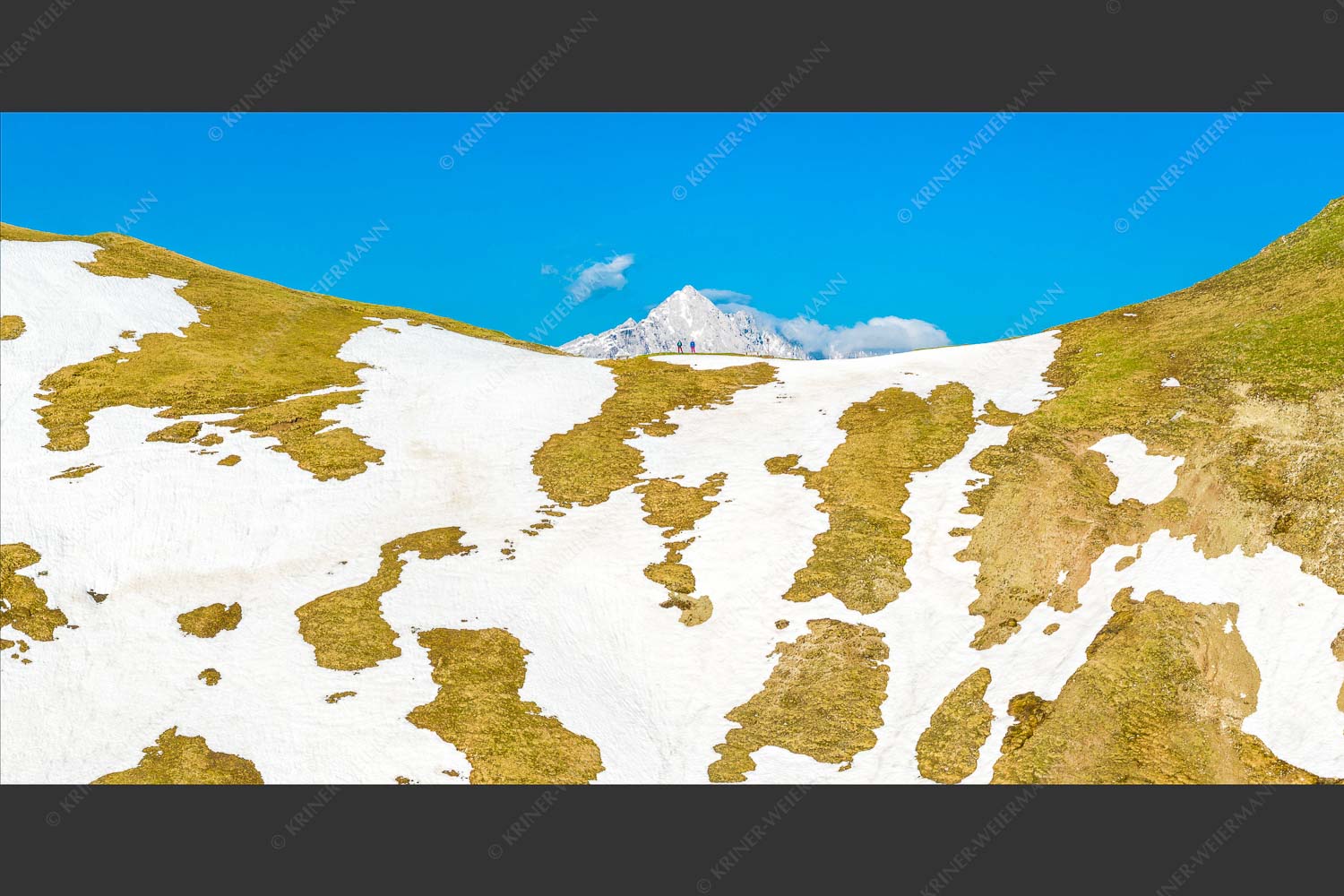 Berwanderer am Scharnitzjoch mit Hoherwand im Hintergrund - Am Joch 2:1  -- Wandern am Scharnitzjoch - mehr Infos bei www.Kriner-Weiermann.de