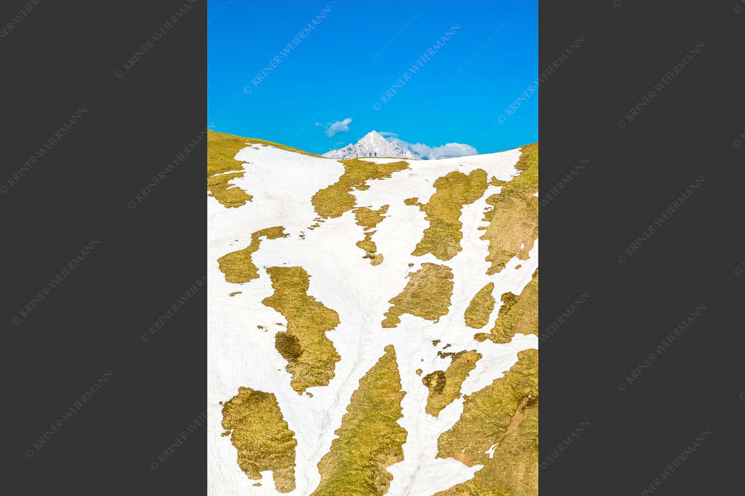 Berwanderer am Scharnitzjoch mit Hoherwand im Hintergrund - Am Joch 2:3  -- Wandern am Scharnitzjoch - mehr Infos bei www.Kriner-Weiermann.de