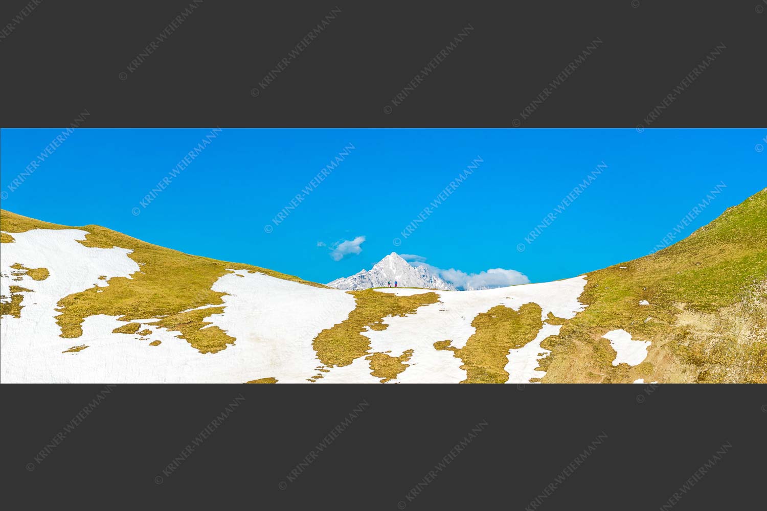 Berwanderer am Scharnitzjoch mit Hoherwand im Hintergrund - Am Joch 3:1  -- Wandern am Scharnitzjoch - mehr Infos bei www.Kriner-Weiermann.de