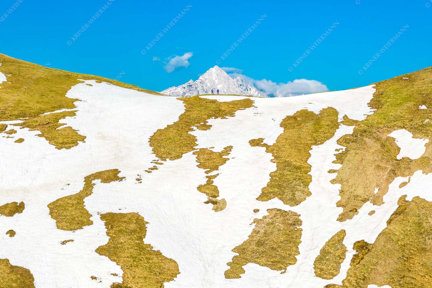 Berwanderer am Scharnitzjoch mit Hoherwand im Hintergrund - Am Joch 3:2  -- Wandern am Scharnitzjoch - mehr Infos bei www.Kriner-Weiermann.de
