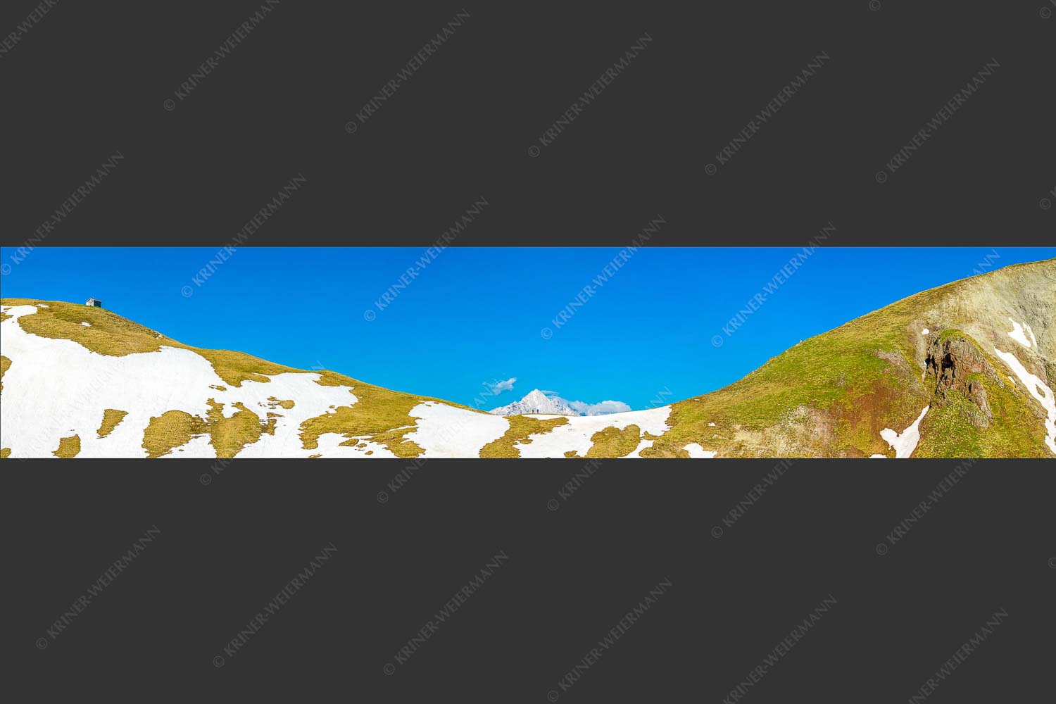 Berwanderer am Scharnitzjoch mit Hoherwand im Hintergrund - Am Joch 5:1  -- Wandern am Scharnitzjoch - mehr Infos bei www.Kriner-Weiermann.de