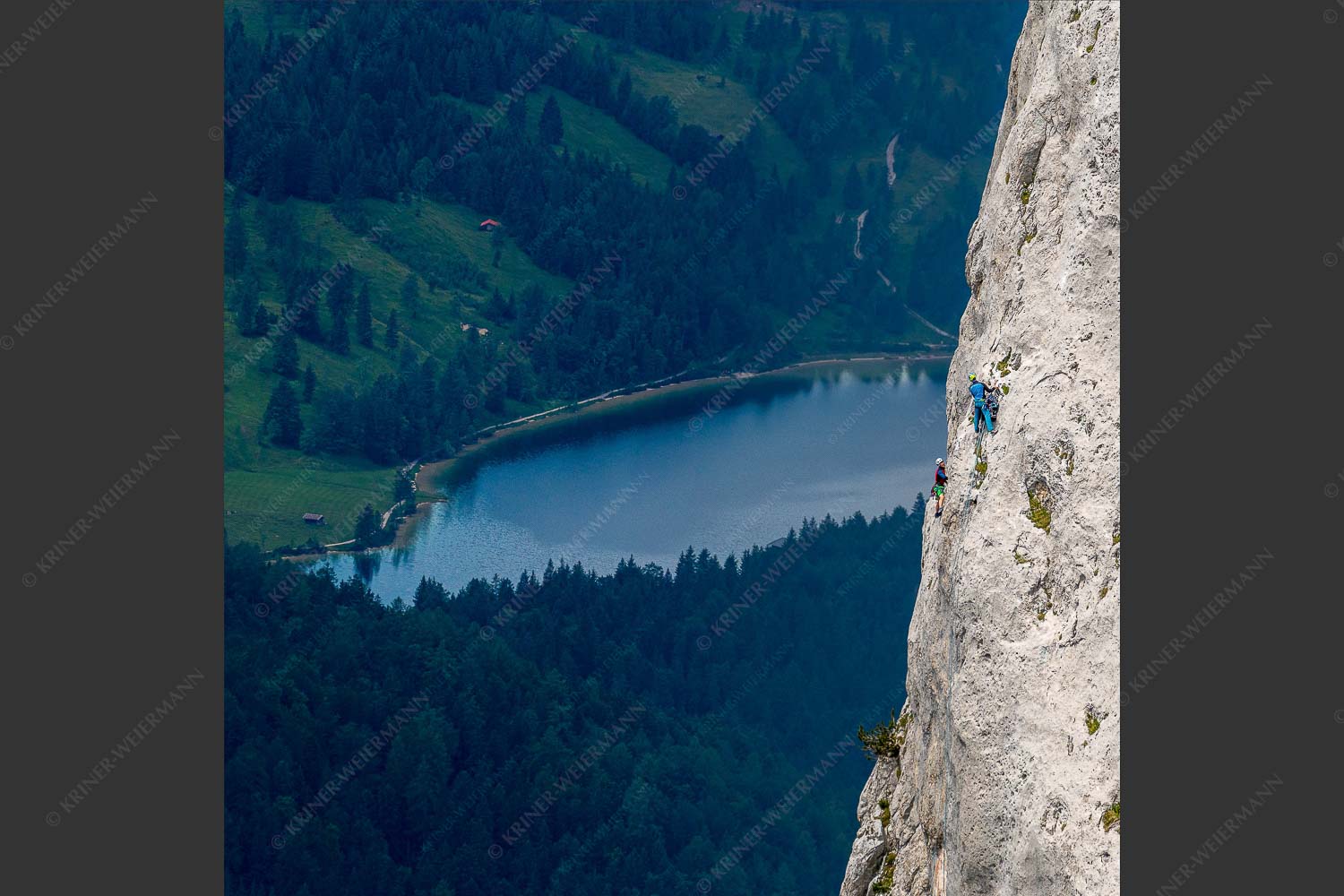 Klettern in der Tour Kaptn-Kriner an der Gerber-Südwand mit Ferchensee im Hintergrund - Am Kaptn 1:1  -- Klettern Gerber Südwand Karwendel - mehr Infos bei www.Kriner-Weiermann.de