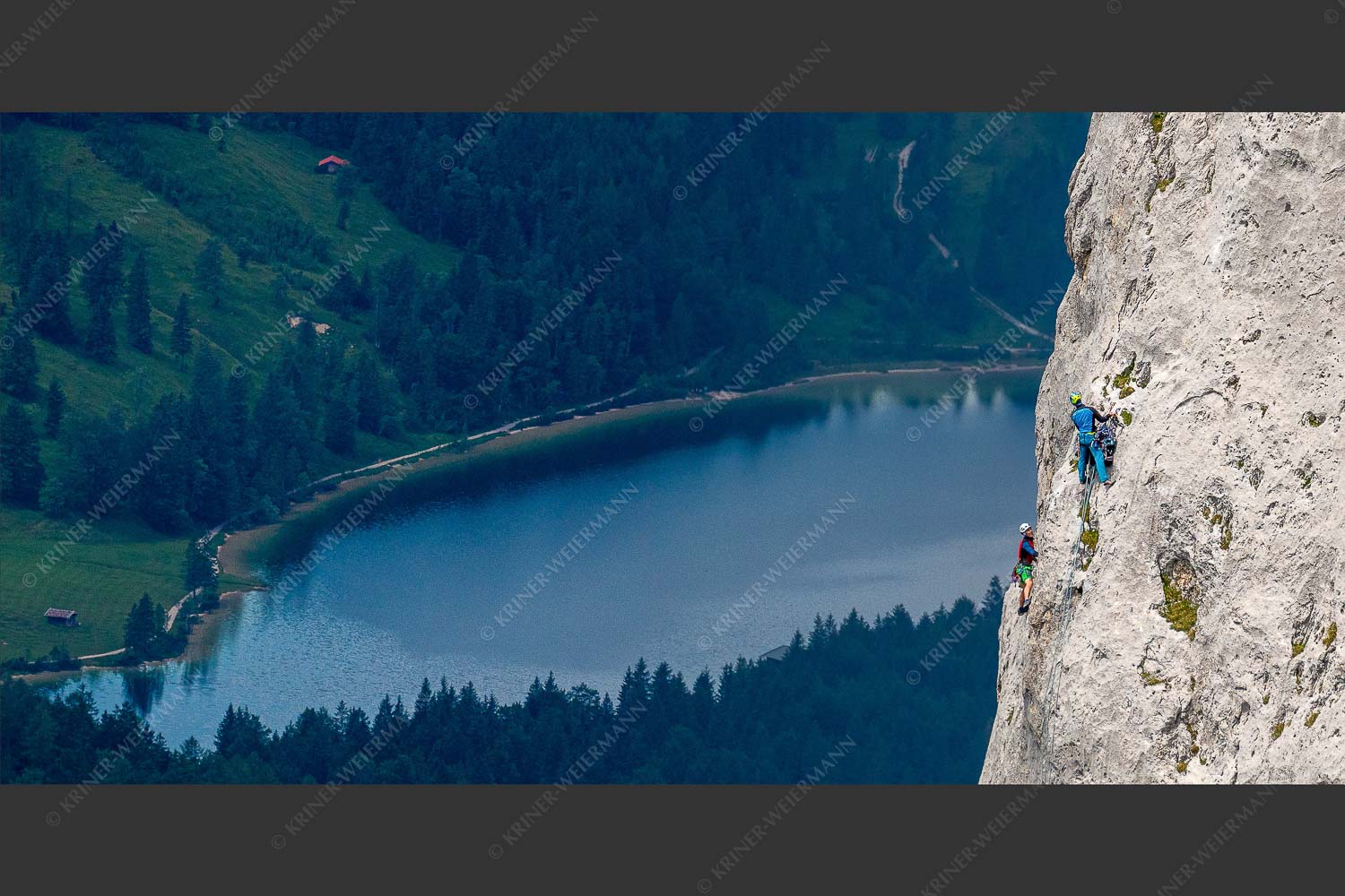 Klettern in der Tour Kaptn-Kriner an der Gerber-Südwand mit Ferchensee im Hintergrund - Am Kaptn 2:1  -- Klettern Gerber Südwand Karwendel - mehr Infos bei www.Kriner-Weiermann.de