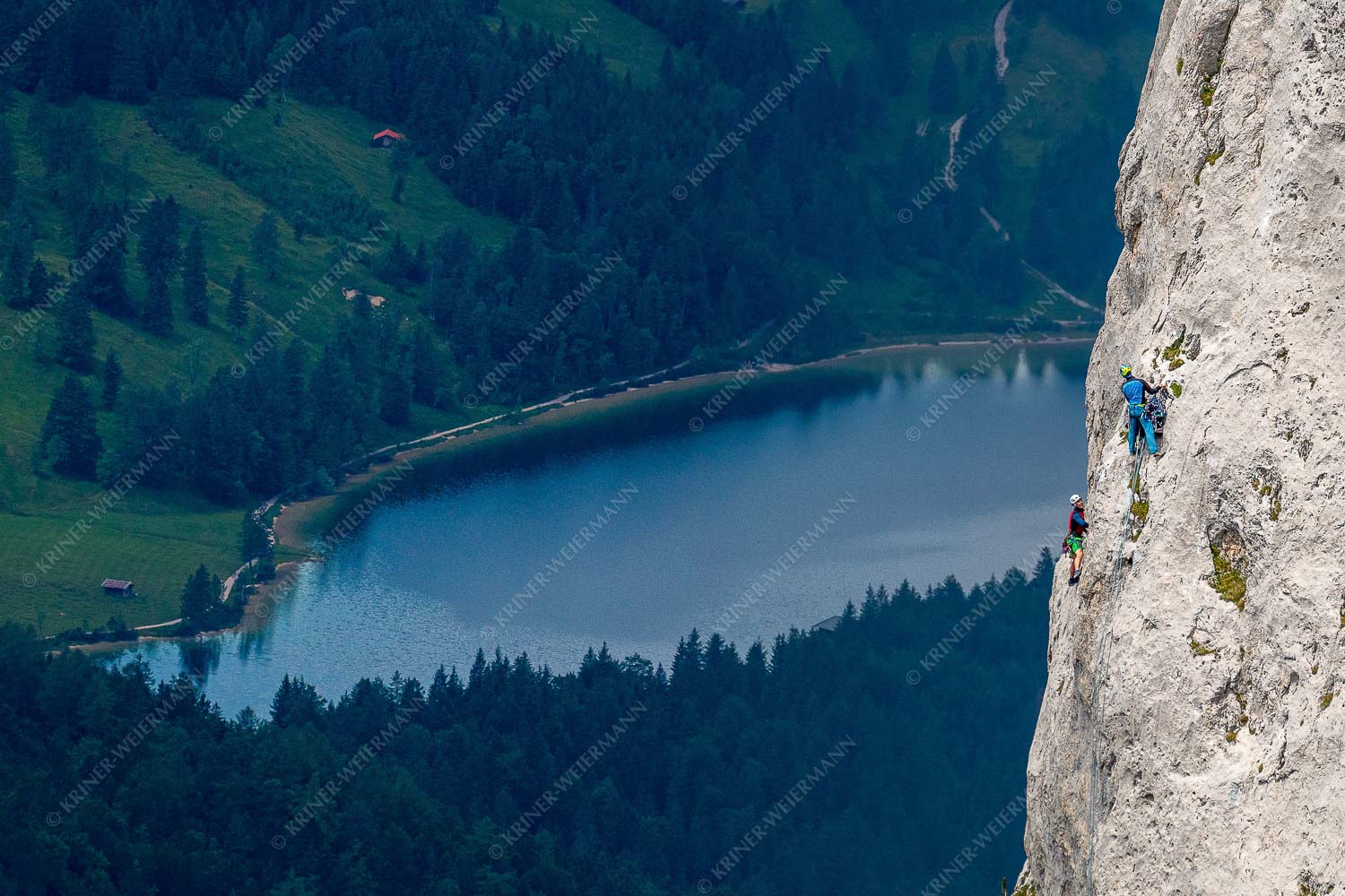 Klettern in der Tour Kaptn-Kriner an der Gerber-Südwand mit Ferchensee im Hintergrund - Am Kaptn 3:2  -- Klettern Gerber Südwand Karwendel - mehr Infos bei www.Kriner-Weiermann.de