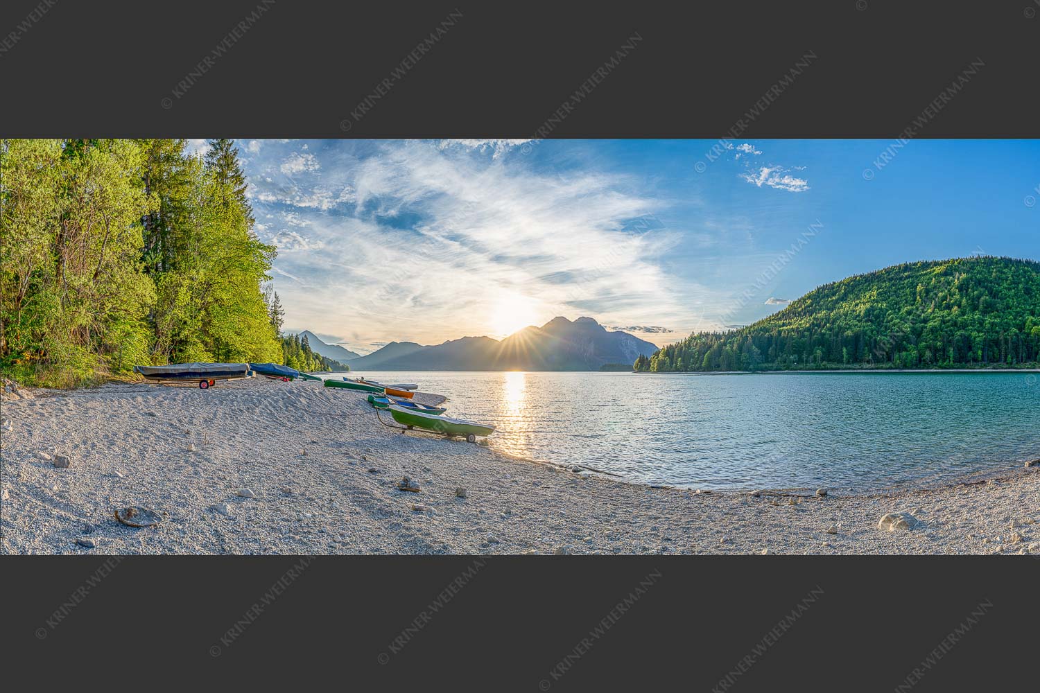 In Niedernach taucht die letzte Sonne die Landschaft noch in ein warmes Licht - Am Strand II 2,5:1  -- Herzogstand mit Walchensee - mehr Infos bei www.Kriner-Weiermann.de