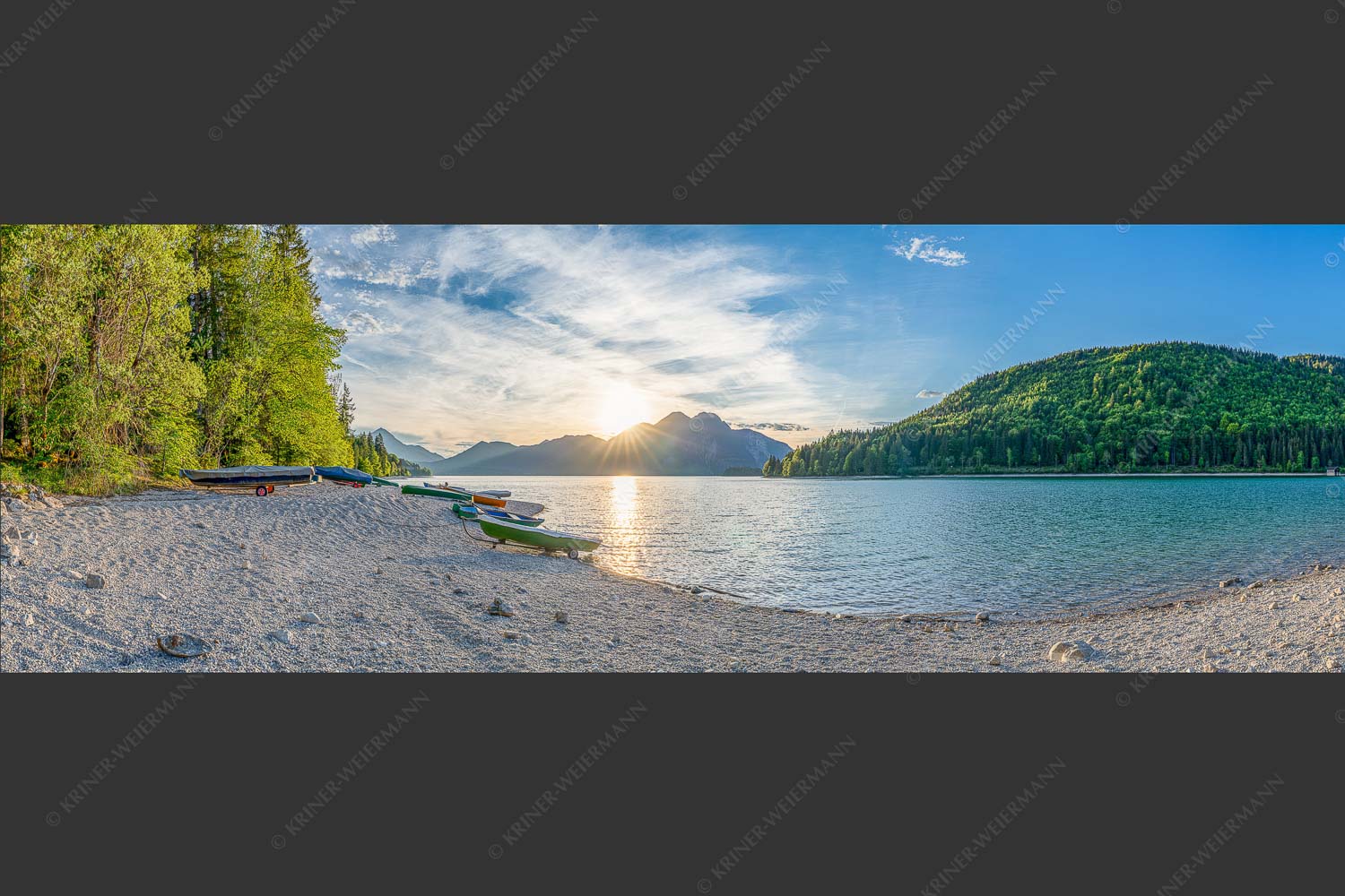 In Niedernach taucht die letzte Sonne die Landschaft noch in ein warmes Licht - Am Strand II 3:1  -- Herzogstand mit Walchensee - mehr Infos bei www.Kriner-Weiermann.de