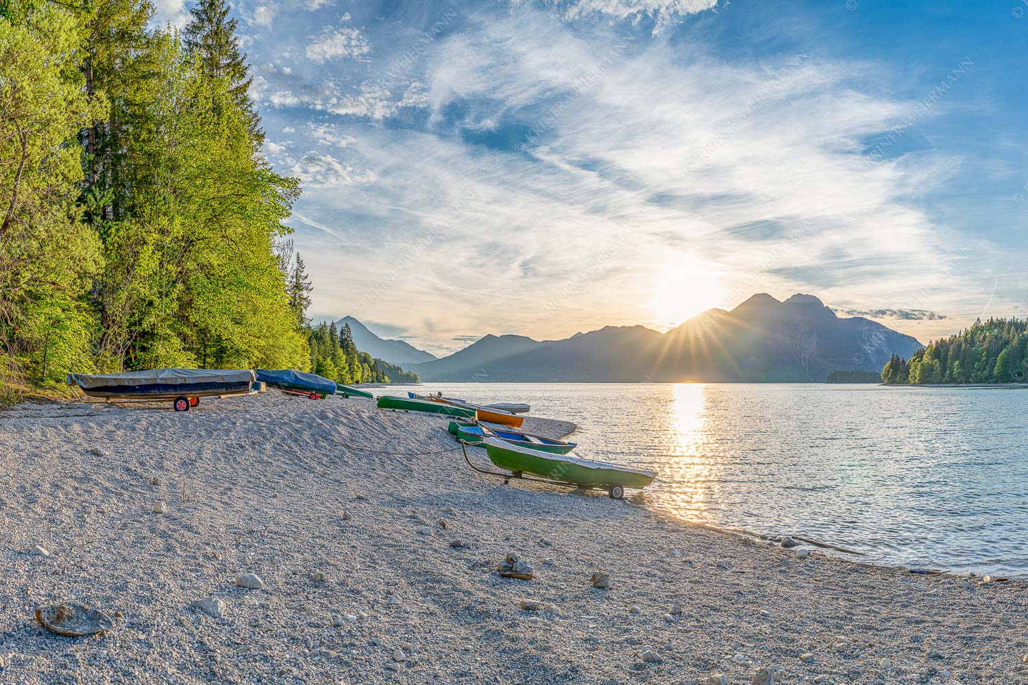 In Niedernach taucht die letzte Sonne die Landschaft noch in ein warmes Licht - Am Strand II 3:2  -- Herzogstand mit Walchensee - mehr Infos bei www.Kriner-Weiermann.de