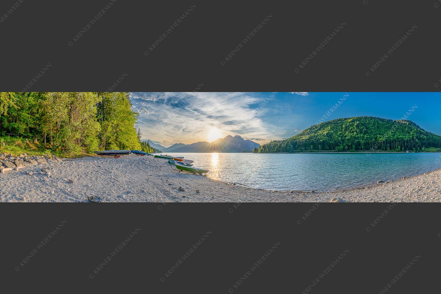 In Niedernach taucht die letzte Sonne die Landschaft noch in ein warmes Licht - Am Strand II 4:1  -- Herzogstand mit Walchensee - mehr Infos bei www.Kriner-Weiermann.de