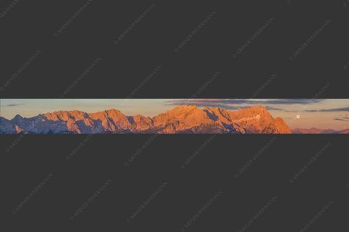 Erstes Morgenlicht am Wettersteinmassiv mit Monduntergang neben der Zugspitze - Am Wetterstein vorbei 10:1  -- Zugspitze Vollmond - mehr Infos bei www.Kriner-Weiermann.de