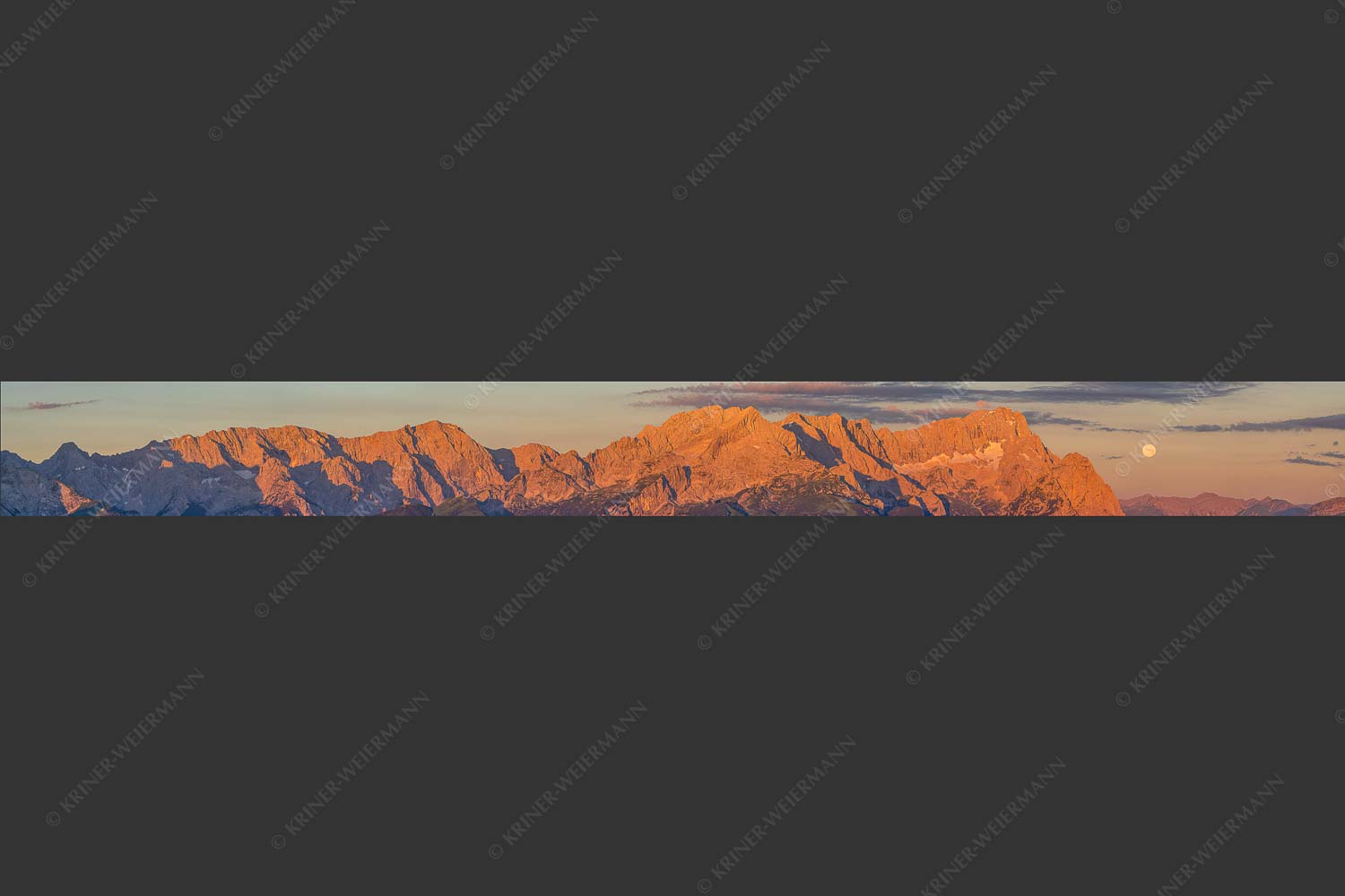Erstes Morgenlicht am Wettersteinmassiv mit Monduntergang neben der Zugspitze - Am Wetterstein vorbei 10:1 -- Zugspitze Vollmond - mehr Infos bei www.Kriner-Weiermann.de