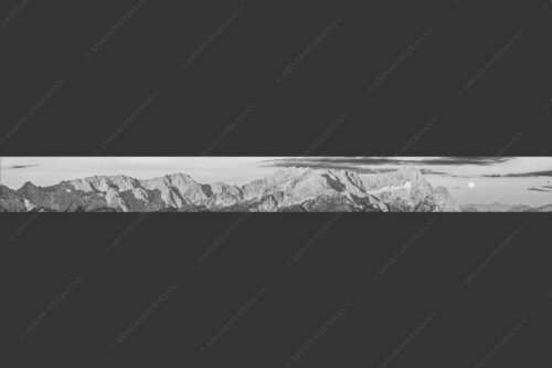 Erstes Morgenlicht am Wettersteinmassiv mit Monduntergang neben der Zugspitze - Am Wetterstein vorbei 10:1 sw -- Zugspitze Vollmond - mehr Infos bei www.Kriner-Weiermann.de