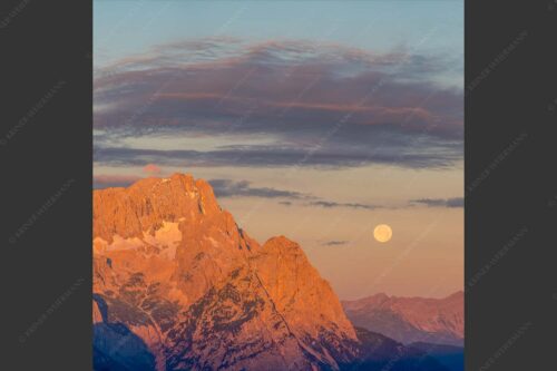Erstes Morgenlicht am Wettersteinmassiv mit Monduntergang neben der Zugspitze - Am Wetterstein vorbei 1:1  -- Zugspitze Vollmond - mehr Infos bei www.Kriner-Weiermann.de