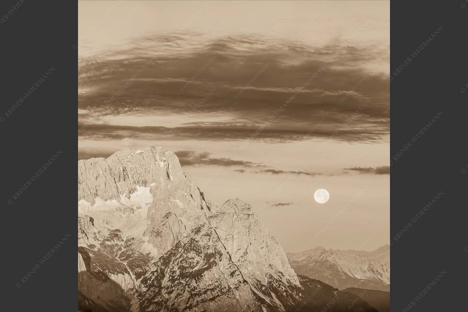 Erstes Morgenlicht am Wettersteinmassiv mit Monduntergang neben der Zugspitze - Am Wetterstein vorbei 1:1 sepia -- Zugspitze Vollmond - mehr Infos bei www.Kriner-Weiermann.de