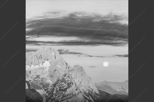 Erstes Morgenlicht am Wettersteinmassiv mit Monduntergang neben der Zugspitze - Am Wetterstein vorbei 1:1 sw -- Zugspitze Vollmond - mehr Infos bei www.Kriner-Weiermann.de