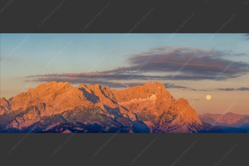 Erstes Morgenlicht am Wettersteinmassiv mit Monduntergang neben der Zugspitze - Am Wetterstein vorbei 2,5:1  -- Zugspitze Vollmond - mehr Infos bei www.Kriner-Weiermann.de