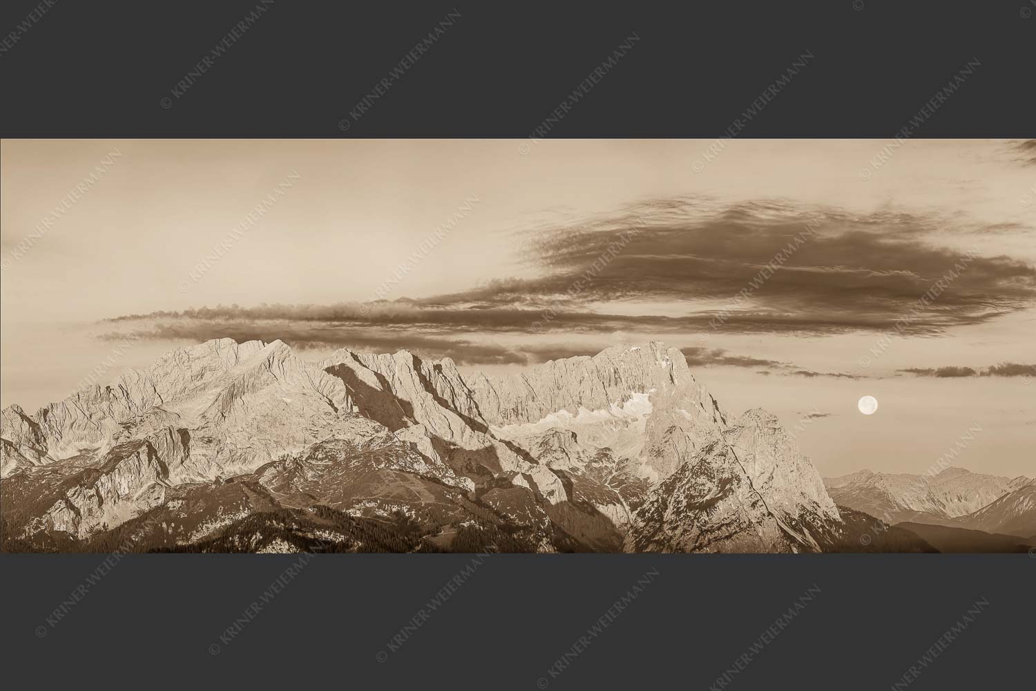 Erstes Morgenlicht am Wettersteinmassiv mit Monduntergang neben der Zugspitze - Am Wetterstein vorbei 2,5:1 sepia -- Zugspitze Vollmond - mehr Infos bei www.Kriner-Weiermann.de