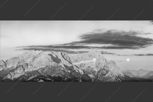 Erstes Morgenlicht am Wettersteinmassiv mit Monduntergang neben der Zugspitze - Am Wetterstein vorbei 2,5:1 sw -- Zugspitze Vollmond - mehr Infos bei www.Kriner-Weiermann.de