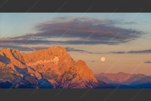 Erstes Morgenlicht am Wettersteinmassiv mit Monduntergang neben der Zugspitze - Am Wetterstein vorbei 2:1  -- Zugspitze Vollmond - mehr Infos bei www.Kriner-Weiermann.de