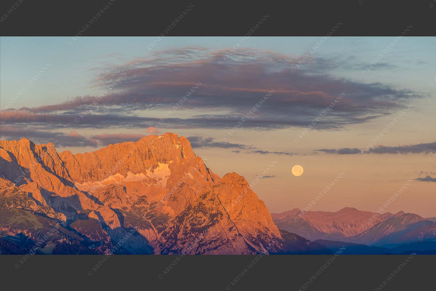 Erstes Morgenlicht am Wettersteinmassiv mit Monduntergang neben der Zugspitze - Am Wetterstein vorbei 2:1 -- Zugspitze Vollmond - mehr Infos bei www.Kriner-Weiermann.de