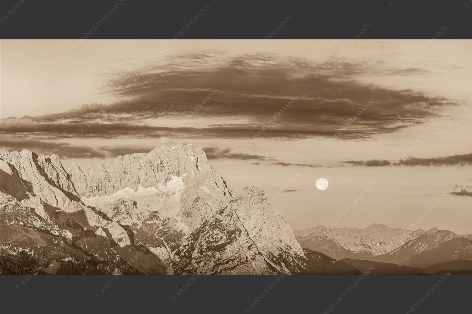 Erstes Morgenlicht am Wettersteinmassiv mit Monduntergang neben der Zugspitze - Am Wetterstein vorbei 2:1 sepia -- Zugspitze Vollmond - mehr Infos bei www.Kriner-Weiermann.de