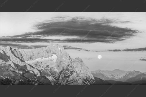 Erstes Morgenlicht am Wettersteinmassiv mit Monduntergang neben der Zugspitze - Am Wetterstein vorbei 2:1 sw -- Zugspitze Vollmond - mehr Infos bei www.Kriner-Weiermann.de