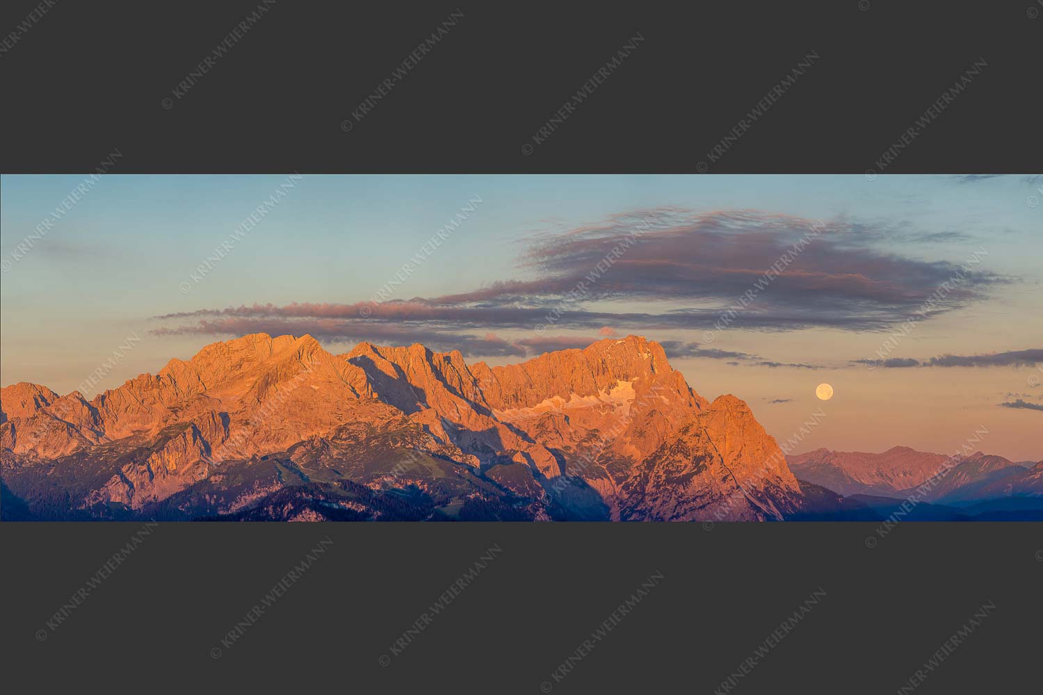 Erstes Morgenlicht am Wettersteinmassiv mit Monduntergang neben der Zugspitze - Am Wetterstein vorbei 3:1 -- Zugspitze Vollmond - mehr Infos bei www.Kriner-Weiermann.de