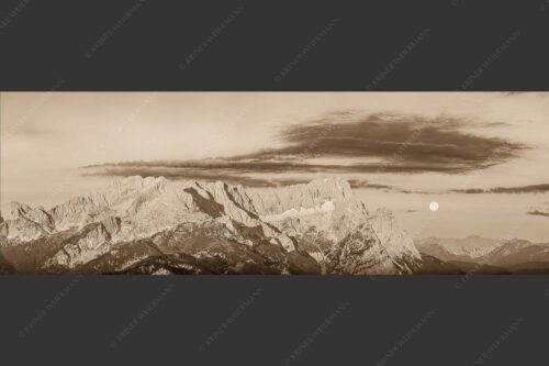 Erstes Morgenlicht am Wettersteinmassiv mit Monduntergang neben der Zugspitze - Am Wetterstein vorbei 3:1 sepia -- Zugspitze Vollmond - mehr Infos bei www.Kriner-Weiermann.de