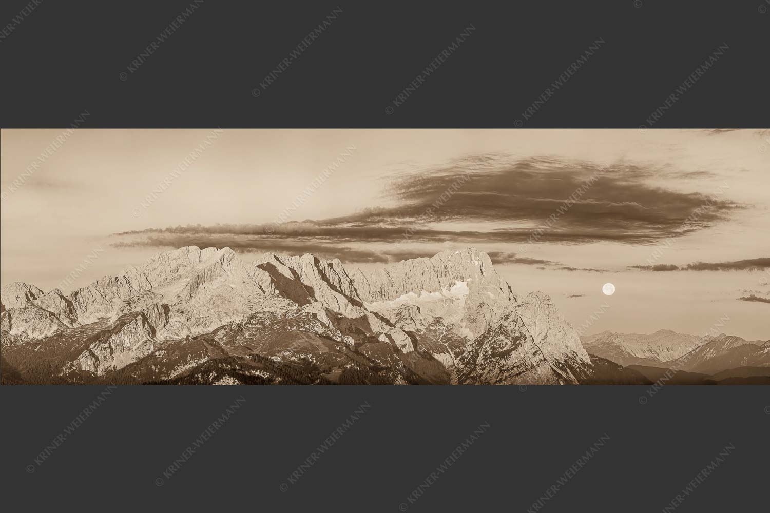 Erstes Morgenlicht am Wettersteinmassiv mit Monduntergang neben der Zugspitze - Am Wetterstein vorbei 3:1 sepia -- Zugspitze Vollmond - mehr Infos bei www.Kriner-Weiermann.de