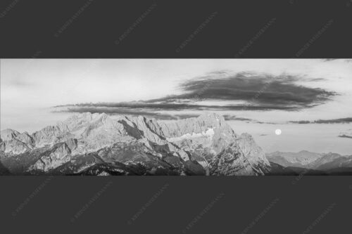 Erstes Morgenlicht am Wettersteinmassiv mit Monduntergang neben der Zugspitze - Am Wetterstein vorbei 3:1 sw -- Zugspitze Vollmond - mehr Infos bei www.Kriner-Weiermann.de