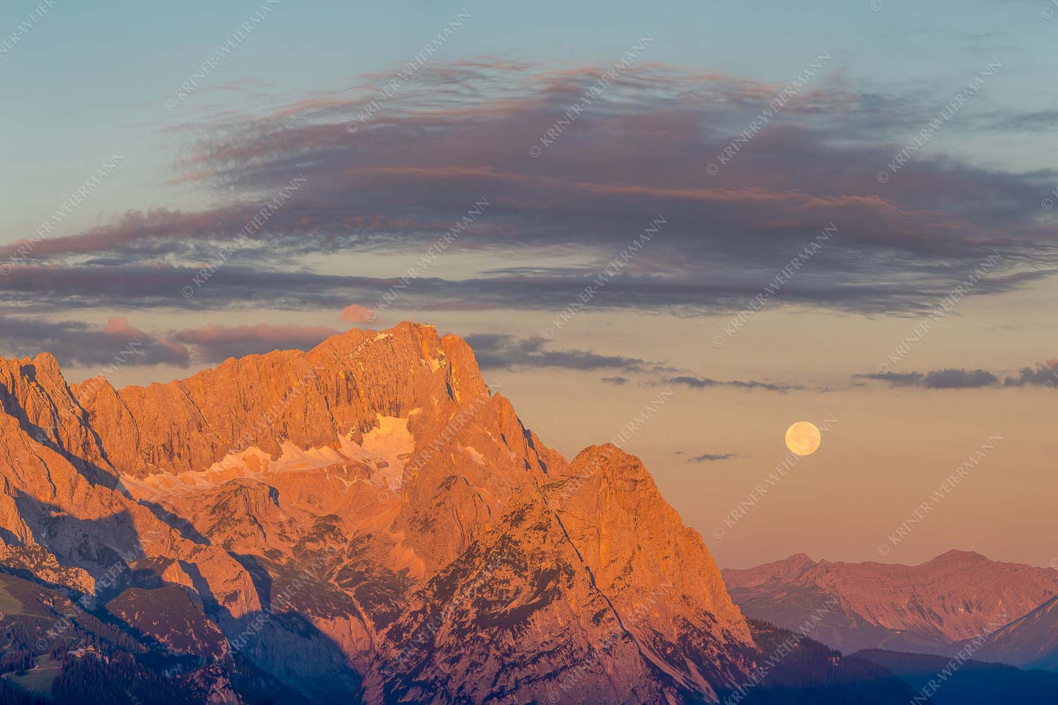 Erstes Morgenlicht am Wettersteinmassiv mit Monduntergang neben der Zugspitze - Am Wetterstein vorbei 3:2 -- Zugspitze Vollmond - mehr Infos bei www.Kriner-Weiermann.de