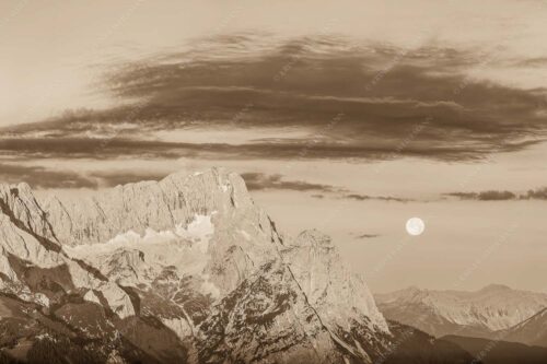 Erstes Morgenlicht am Wettersteinmassiv mit Monduntergang neben der Zugspitze - Am Wetterstein vorbei 3:2 sepia -- Zugspitze Vollmond - mehr Infos bei www.Kriner-Weiermann.de