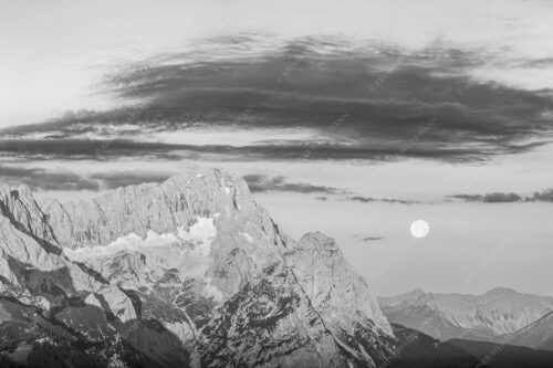 Erstes Morgenlicht am Wettersteinmassiv mit Monduntergang neben der Zugspitze - Am Wetterstein vorbei 3:2 sw -- Zugspitze Vollmond - mehr Infos bei www.Kriner-Weiermann.de