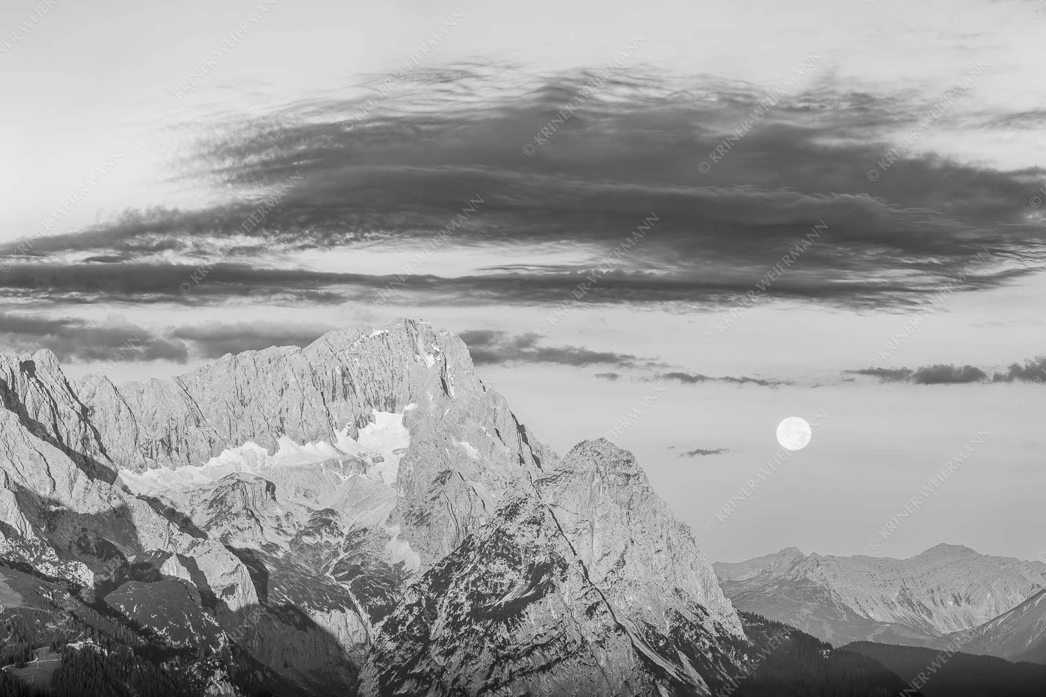 Erstes Morgenlicht am Wettersteinmassiv mit Monduntergang neben der Zugspitze - Am Wetterstein vorbei 3:2 sw -- Zugspitze Vollmond - mehr Infos bei www.Kriner-Weiermann.de