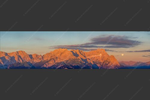 Erstes Morgenlicht am Wettersteinmassiv mit Monduntergang neben der Zugspitze - Am Wetterstein vorbei 4:1  -- Zugspitze Vollmond - mehr Infos bei www.Kriner-Weiermann.de