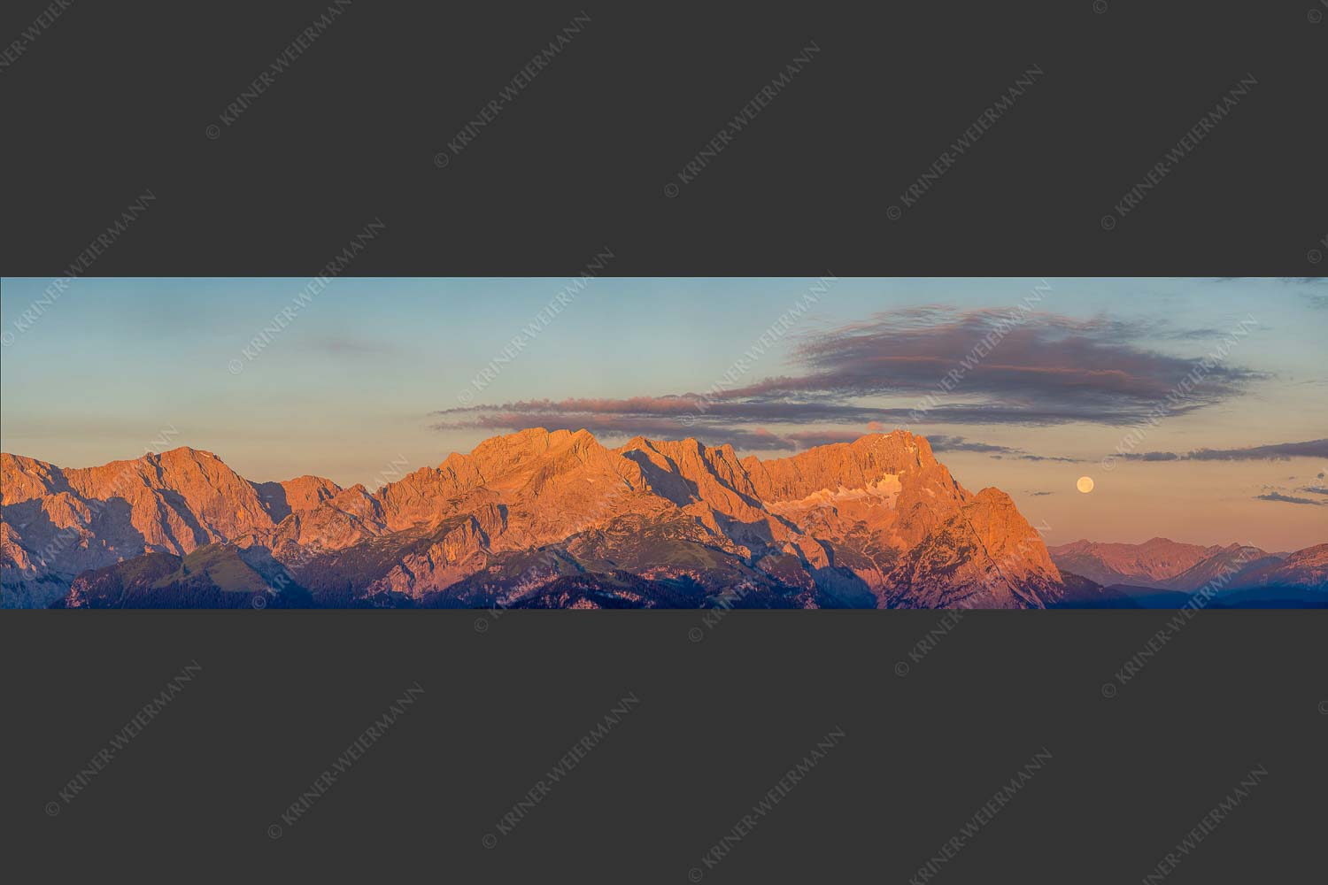 Erstes Morgenlicht am Wettersteinmassiv mit Monduntergang neben der Zugspitze - Am Wetterstein vorbei 4:1 -- Zugspitze Vollmond - mehr Infos bei www.Kriner-Weiermann.de