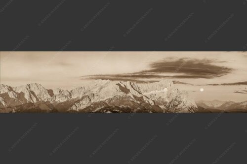 Erstes Morgenlicht am Wettersteinmassiv mit Monduntergang neben der Zugspitze - Am Wetterstein vorbei 4:1 sepia -- Zugspitze Vollmond - mehr Infos bei www.Kriner-Weiermann.de
