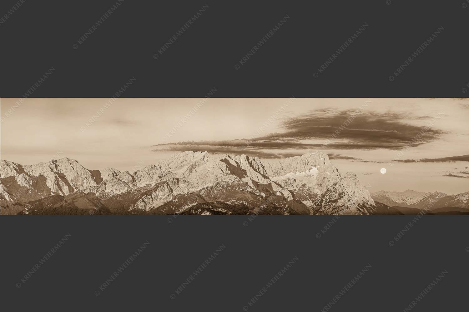 Erstes Morgenlicht am Wettersteinmassiv mit Monduntergang neben der Zugspitze - Am Wetterstein vorbei 4:1 sepia -- Zugspitze Vollmond - mehr Infos bei www.Kriner-Weiermann.de