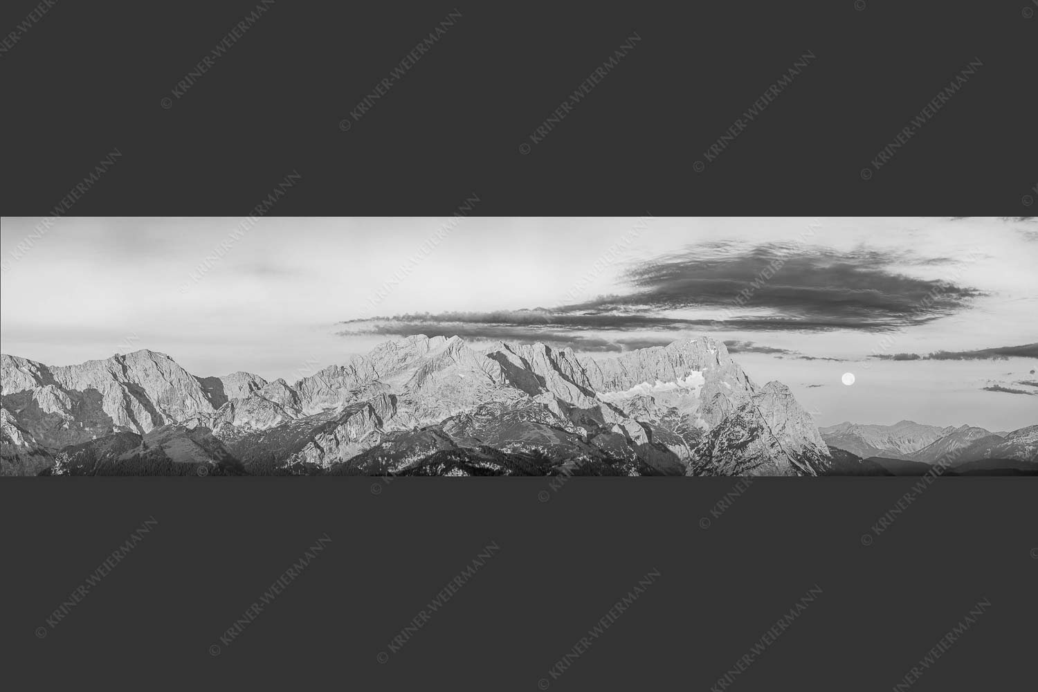 Erstes Morgenlicht am Wettersteinmassiv mit Monduntergang neben der Zugspitze - Am Wetterstein vorbei 4:1 sw -- Zugspitze Vollmond - mehr Infos bei www.Kriner-Weiermann.de