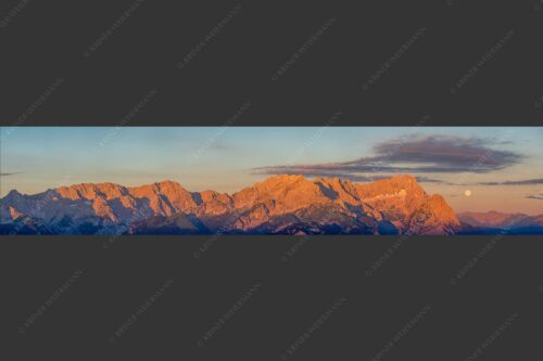 Erstes Morgenlicht am Wettersteinmassiv mit Monduntergang neben der Zugspitze - Am Wetterstein vorbei 5:1  -- Zugspitze Vollmond - mehr Infos bei www.Kriner-Weiermann.de