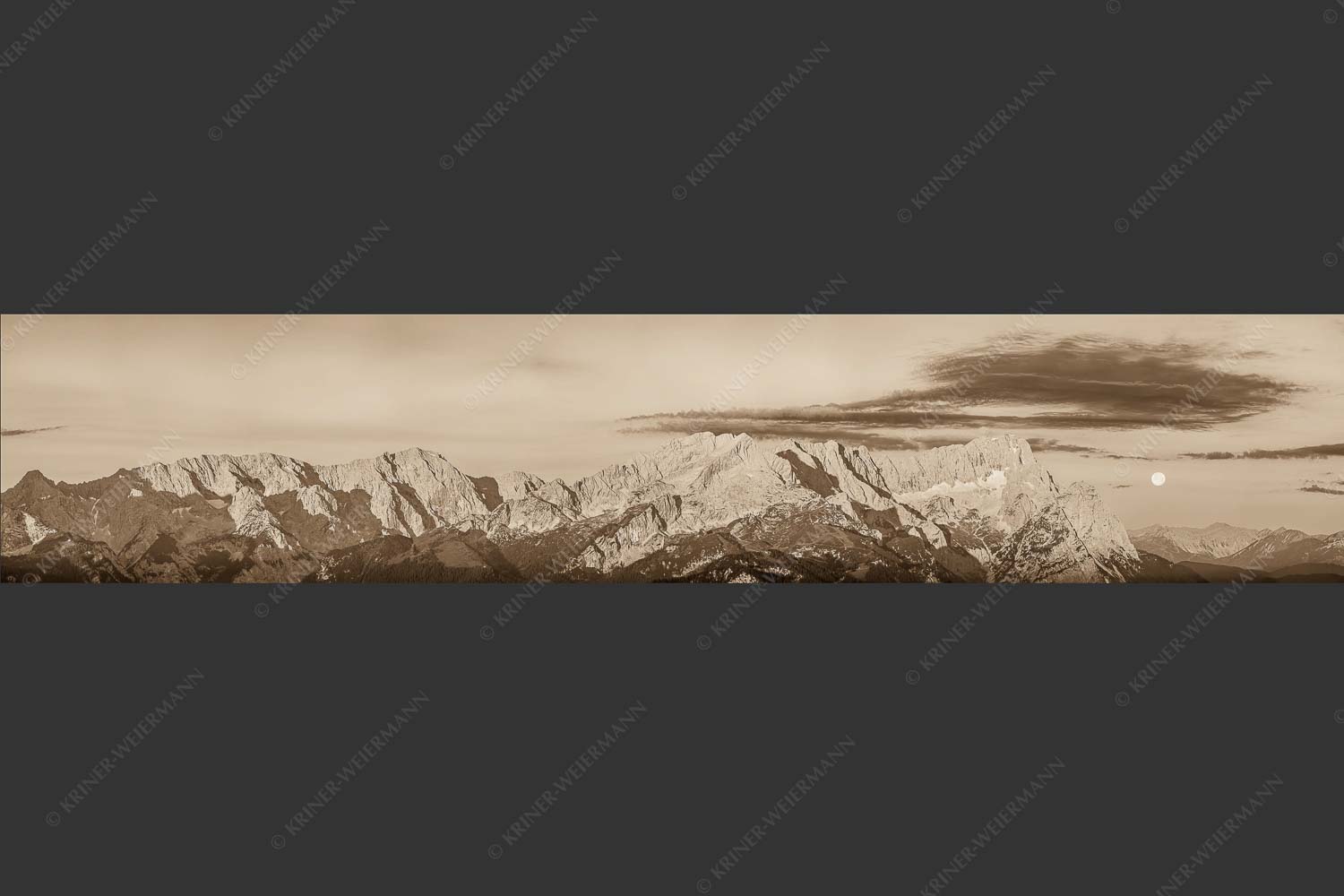 Erstes Morgenlicht am Wettersteinmassiv mit Monduntergang neben der Zugspitze - Am Wetterstein vorbei 5:1 sepia -- Zugspitze Vollmond - mehr Infos bei www.Kriner-Weiermann.de