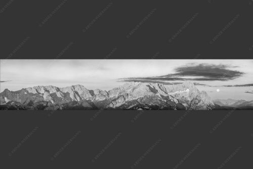 Erstes Morgenlicht am Wettersteinmassiv mit Monduntergang neben der Zugspitze - Am Wetterstein vorbei 5:1 sw -- Zugspitze Vollmond - mehr Infos bei www.Kriner-Weiermann.de