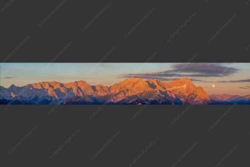 Erstes Morgenlicht am Wettersteinmassiv mit Monduntergang neben der Zugspitze - Am Wetterstein vorbei 6:1  -- Zugspitze Vollmond - mehr Infos bei www.Kriner-Weiermann.de
