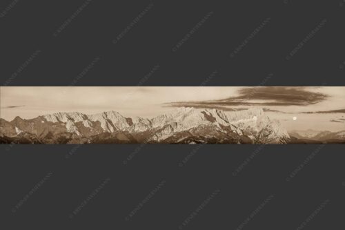 Erstes Morgenlicht am Wettersteinmassiv mit Monduntergang neben der Zugspitze - Am Wetterstein vorbei 6:1 sepia -- Zugspitze Vollmond - mehr Infos bei www.Kriner-Weiermann.de
