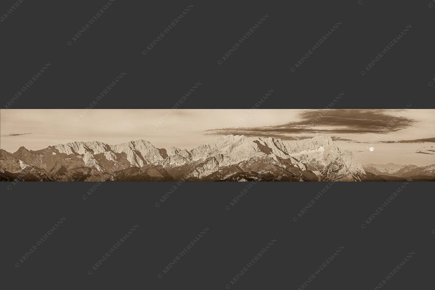 Erstes Morgenlicht am Wettersteinmassiv mit Monduntergang neben der Zugspitze - Am Wetterstein vorbei 6:1 sepia -- Zugspitze Vollmond - mehr Infos bei www.Kriner-Weiermann.de
